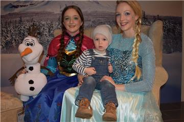 Winterzauber im Wohncenter: Thees Bärwinkel (2) mit Elsa und Anna, zwei Figuren aus dem Film „Die Eiskönigin“.