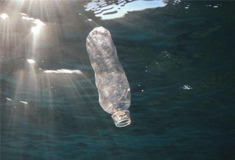 So lässt sich die Aufnahme von Mikroplastik vermindern Eine weggeworfene Plastikflasche treibt im Roten Meer vor Ägypten und wird von der Sonne angestrahlt. (zu dpa: «Wie sich die Aufnahme von Mikroplastik vermindern lässt»)