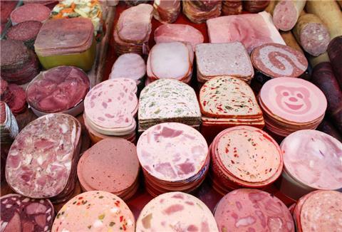  Blick auf verschiedene Wurstsorten und -aufschnitt an der Wursttheke einer Fleischerei 