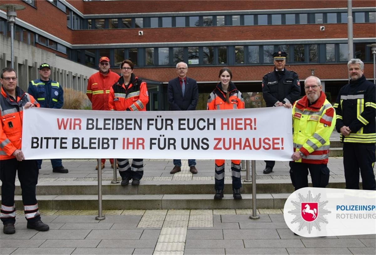 "Wir bleiben für euch hier!": Eine gemeinsam Aktion der Rettungskräfte im Landkreis Rotenburg.