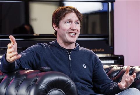 „Wir denken nur an unsere eigenen Interessen und an niemanden sonst“, sagt der britische Singer-Songwriter James Blunt.