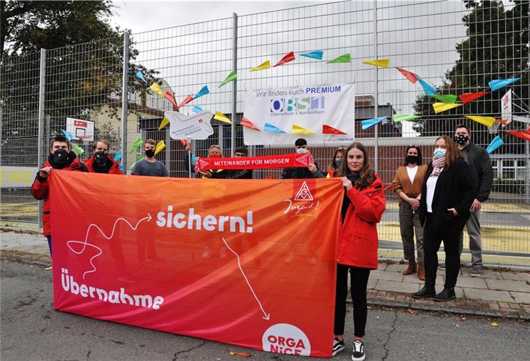 "Wir finden Euch PREMIUM", heißt es in der Solidaritätsadresse der Oberschule 1 an die um ihre Jobs bangenden Mitarbeiter von Premium Aerotec. Schüler, Lehrer sowie Vertrauensleute und Jugendvertreter von Premium Aerotec haben sich am Dienstagmittag vor der Installation versammelt.