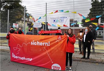 "Wir finden Euch PREMIUM", heißt es in der Solidaritätsadresse der Oberschule 1 an die um ihre Jobs bangenden Mitarbeiter von Premium Aerotec. Schüler, Lehrer sowie Vertrauensleute und Jugendvertreter von Premium Aerotec haben sich am Dienstagmittag vor der Installation versammelt.