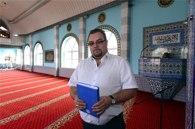 Wir grenzen uns von jeglichem Terror und Angriffskriegen ab, sagt Fatih Kurutlu, Vorsitzender der Türkisch-islamischen Gemeinde zu Bremerhaven, in der Moschee der Gemeinde an der Potsdamer Straße. Foto Scheer