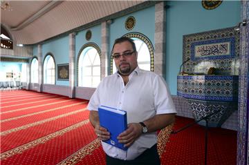 Wir grenzen uns von jeglichem Terror und Angriffskriegen ab, sagt Fatih Kurutlu, Vorsitzender der Türkisch-islamischen Gemeinde zu Bremerhaven, in der Moschee der Gemeinde an der Potsdamer Straße. Foto Scheer