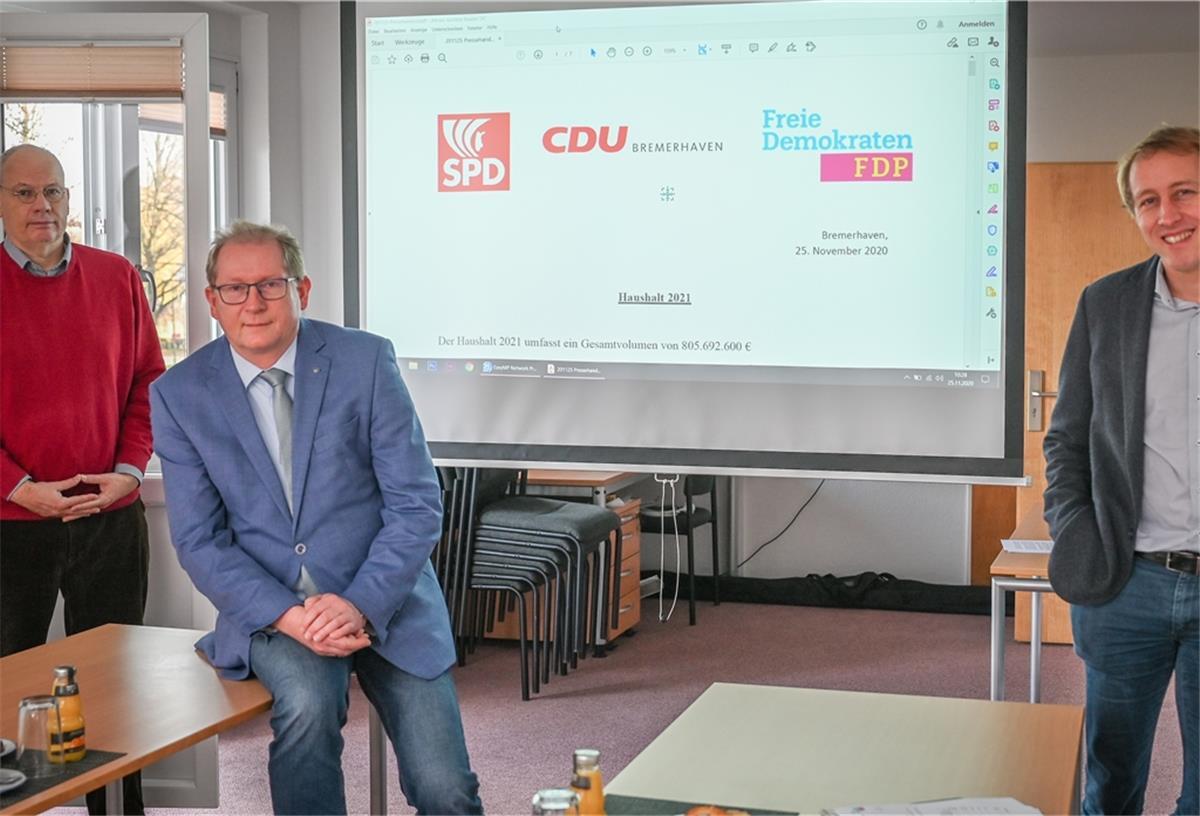 „Wir haben verantwortungsvolle Haushaltspolitik gemacht“, sagen die Koalitionäre (von links) Sönke Allers, Thorsten Raschen und Hauke Hilz. Sie haben ihren Etat für 2021 vorgestellt. Foto Scheschonka