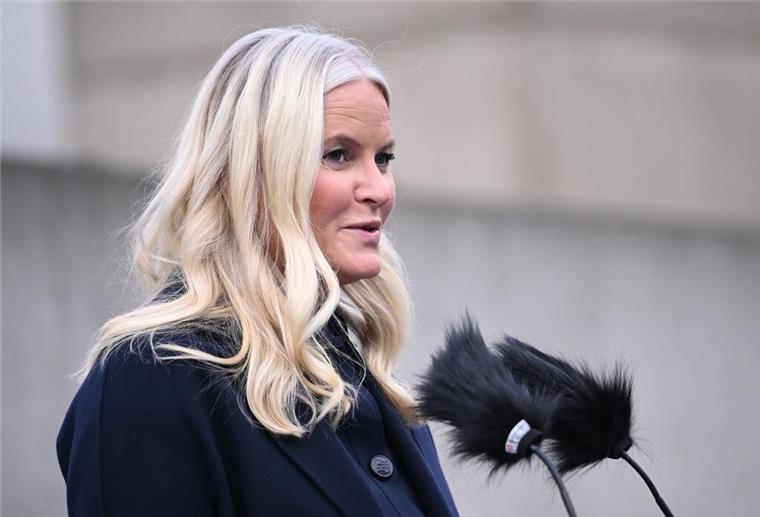 „Wir können uns dafür entscheiden, Mauern zu errichten, und wir können uns dafür entscheiden, sie niederzureißen“: Kronprinzessin Mette-Marit spricht bei der Gedenkveranstaltung in Berlin.
