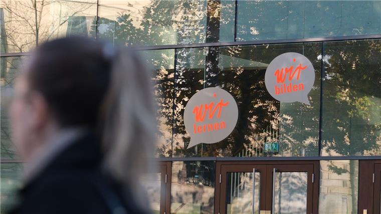 Umstrittene Buchmesse in Halle - Polizei plant Einsatz „Wir lernen“ und „Wir bilden“ ist an der Fassade eines Hörsaalgebäudes der Martin-Luther-Universität Halle zu lesen.