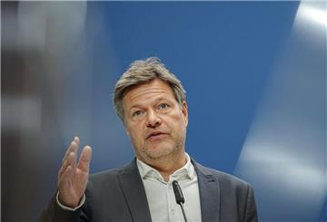 „Wir sehen heute, dass die Stromversorgung weiter sicher ist, die Strompreise auch nach dem Atomausstieg gefallen sind und die CO2-Emissionen ebenfalls runtergehen“, sagt Robert Habeck (Bündnis 90/Die Grünen).