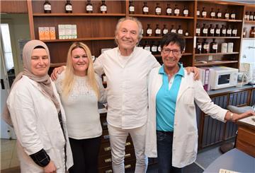 "Wir sind hier wie eine Familie", sagt Apotheker Dieter Rudkoffsky über seine Mitarbeiterinnen und sich. Das Foto zeigt (von links): Hilal Burucu, Barbara Diercks und Helga Kalk.