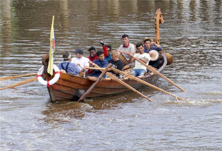 "Wir sitzen doch alle im gleichen Boot": Das ist die Botschaft der insgesamt 25 Jugendlichen aus neun Nationen, die sich mit einem ehrenamtlichen Integrationsprojekt auf die Reise 235 Kilometer weit weserabwärts gemacht haben.