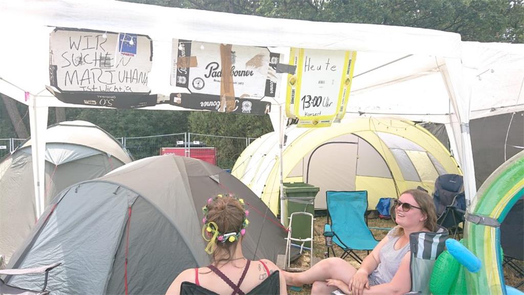 Wir suchen Marihuana - ist wichtig! findet Greta mit Blumenhaarband vom Fanclub ...