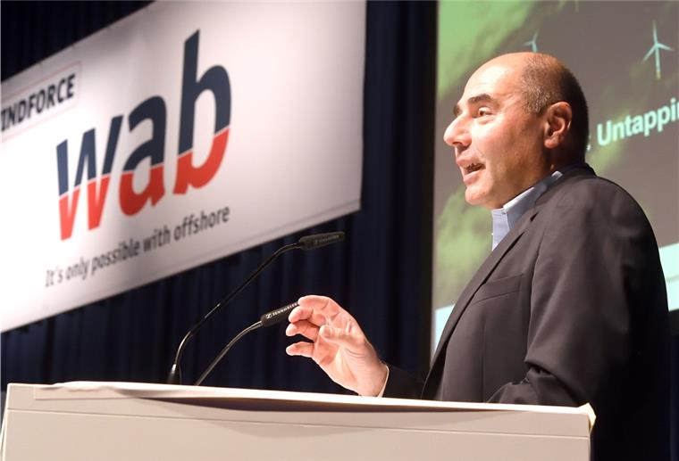 Windforce in Bremerhaven: Mahnende Worte trotz großer Offshore-Ziele „Wir werden uns noch mal über den Offshore-Terminal in Bremerhaven unterhalten müssen“, meinte Philippe Kavafyan, Geschäftsführer von MHI Vestas Offshore Wind während der Windforce in der Bremerhavener Stadthalle.
