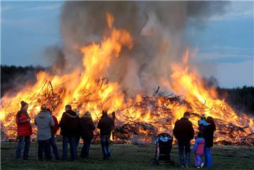 Wir zeigen euch, wo die Osterfeuer am Wochenende in Bremerhaven und im Cuxland brennen.