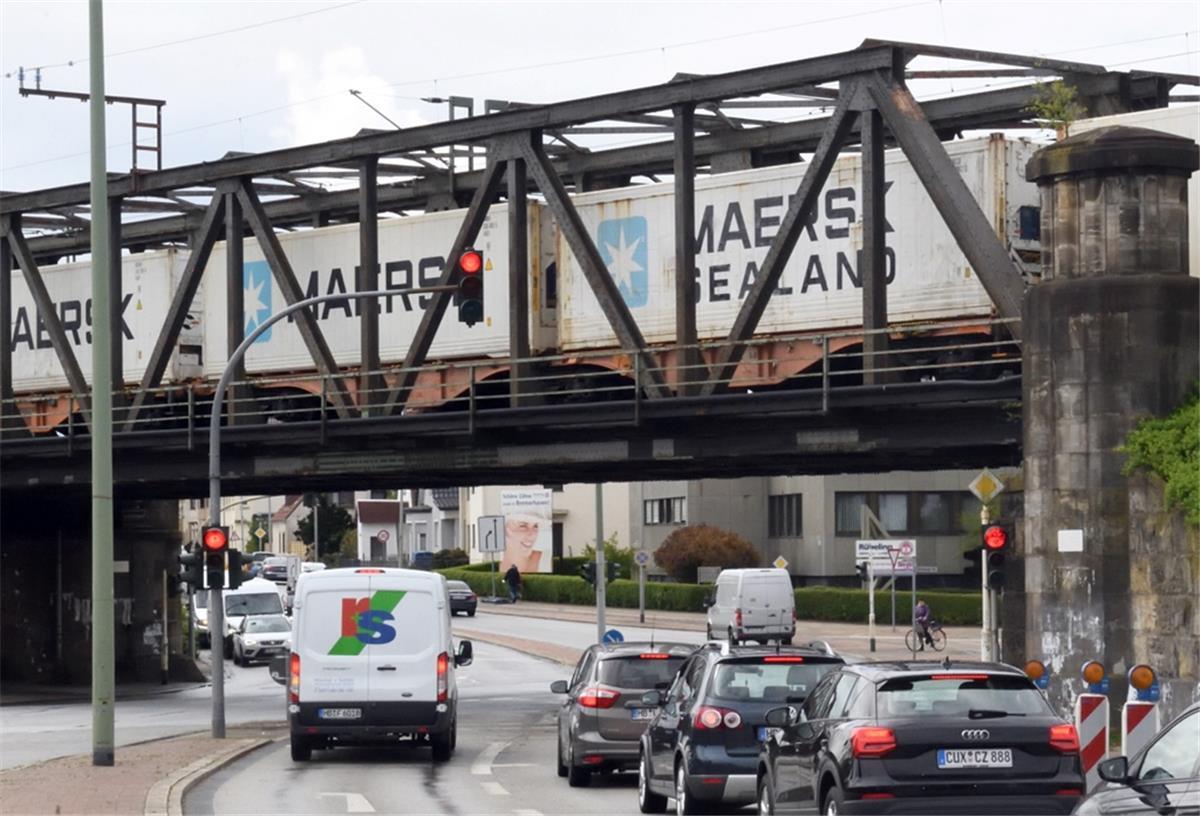 Bremerhaven: Bahn bereitet Abriss der zweiten Eisenbahnbrücke vor Wird bald abgerissen: Eisenbahnbrücke über der Cherbourger Straße.