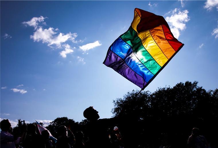 Christopher Street Day in Bremen: Kundgebung und Demo Wird bereits heute bei der Kundgebung am Bremer Bahnhof und morgen bei der Demo durch die Stadt geschwenkt: Die Regenbogenfahne, seit den 1970er Jahren ein internationales Symbol der Bewegung nicht-hetreosexueller Menschen.