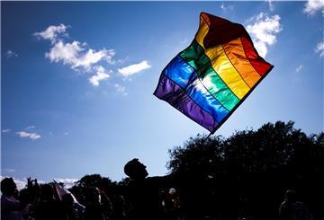 Wird bereits heute bei der Kundgebung am Bremer Bahnhof und morgen bei der Demo durch die Stadt geschwenkt: Die Regenbogenfahne, seit den 1970er Jahren ein internationales Symbol der Bewegung nicht-hetreosexueller Menschen.