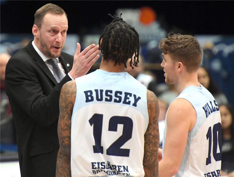 Wird da der Plan für den nächsten Sieg gegen Bonn  ausgeheckt? Eisbären-Trainer Arne Woltmann (links) spricht mit Tre Bussey und Jordan Hulls (rechts).