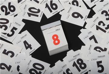 Ein Kalender zeigt den 8. März als Feiertag rot markiert.