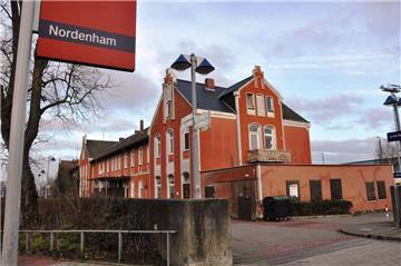 Wird der leerstehende Nordenhamer Bahnhof zum Schulgebäude? Das wird jetzt geprüft.
