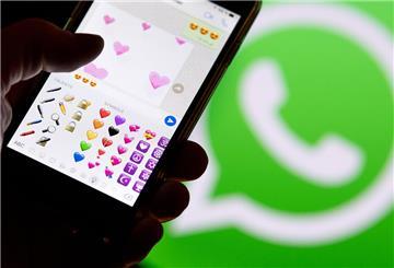 SYMBOLBILD - Um Fotos und Videos kreativer zu gestalten, hat Whatsapp jetzt neue Effekte und Filter eingeführt. (zu dpa: «Whatsapp: Kameraeffekte für Fotos und Videos sind da») Foto: Fabian Sommer/dpa/dpa-tmn - Honorarfrei nur für Bezieher des dpa-Themendienstes +++ dpa-Themendienst +++