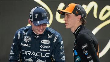 Wird für WM-Spitzenreiter Oscar Piastri (r) Titelverteidiger Max Verstappen noch zur Gefahr?