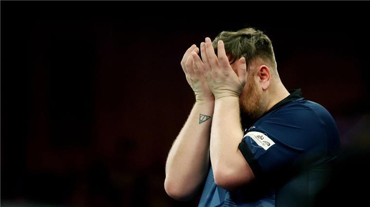 Darts-Profi weint bei WM auf der Bühne Wirkte auf der größten Darts-Bühne überfordert: Cameron Menzies.