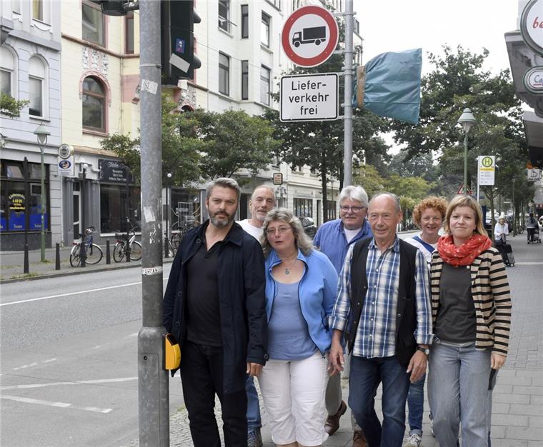 Wieder Tempo 30 in der "Alten Bürger" Wirte und Anwohner hatten gegen die Aufhebung der Geschwindigkeitsbegrenzung protestiert. Jetzt müssen die blauen Säcke von den Tempo-30-Schildern wieder entfernt werden. Foto Scheer