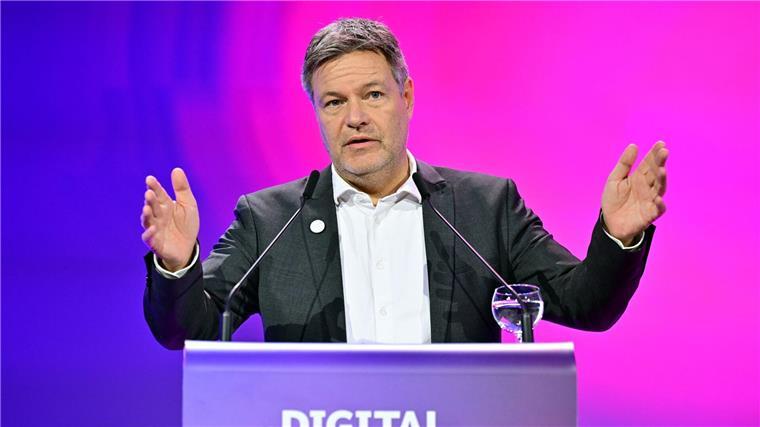 Streit um Chancen und Risiken von KI auf Digital-Gipfel Wirtschaftsminister Robert Habeck beim Digital-Gipfel 2023.