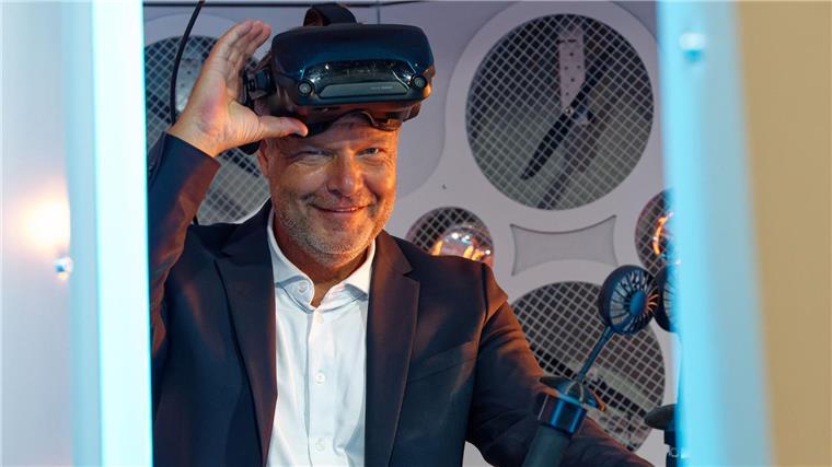 Games-Branche unter Druck: Kleine Firmen geben auf Wirtschaftsminister Robert Habeck (Grüne) steht bei einem Messerundgang bei der Computerspiele-Messe Gamescom 2022 in einem Simulator und trägt dabei eine Virtual-Reality-Brille.