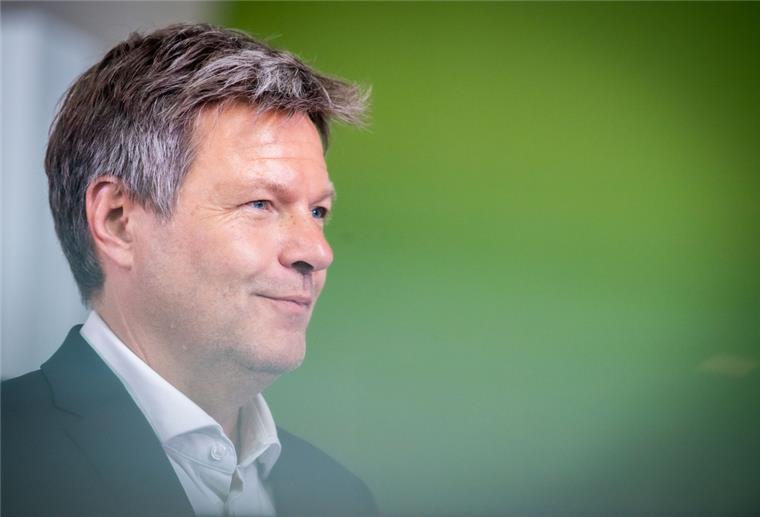 Bundesregierung ruft Alarmstufe des Notfallplans Gas aus Wirtschaftsminister Robert Habeck hat die Alarmstufe des Notfallplans Gas ausrufen.