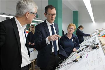 Wirtschaftssenator Martin Günthner (Mitte) informierte sich bei ".I.S.-Geschäftsführer Dr. Burkhard Müller (links) in Bremerhaven, wie Kabelbäume für Flugzeuge gefertigt werden.