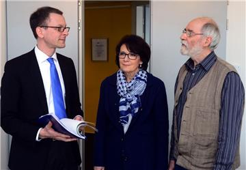 Wirtschaftssenator Martin Günthner (SPD, links) hat von den BIKEG-Vorstandsmitgliedern Regina Wiese und Dr. Friedrich Walz Protestunterschriften überreicht bekommen.