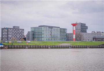 Hafenblick auf die Gebäude des Alfred-Wegener-Instituts.