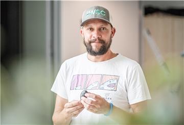 Wissenschaftler Matthias Schaber vom Thünen-Institut zeigt einen Sender für Haie. 