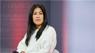 Wissenschaftsthemen für Kinder aufbereitet - Mai Thi Nguyen-Kim stellt auf der Buchmesse ihre Reihe „BiBiBiber hat da mal ‚ne Frage“ vor.