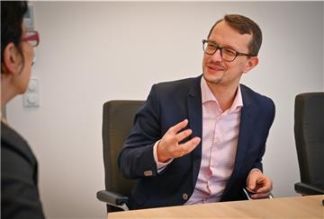 Witiko Nickel, Pflegedirektor des Klinikums Bremerhaven, im Gespräch mit nord24.de über die angeworbenen Pflegefachkräfte auf den Philippinen.