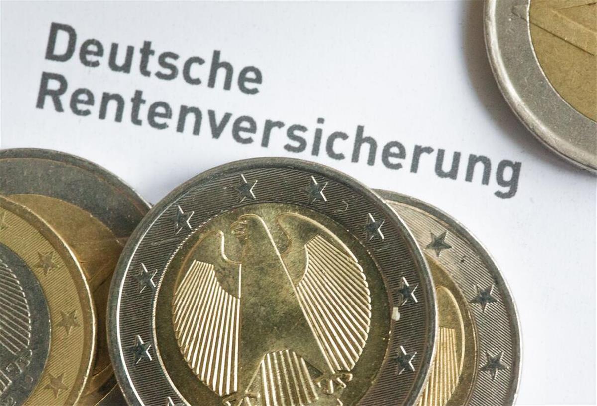 Tausende Euro Rentenanspruch ungenutzt! Diese wichtige Hilfe lassen Männer oft liegen Einige Euro-Münzen liegen auf einem Rentenbescheid.