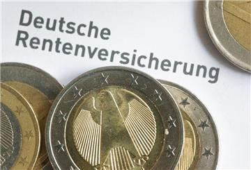 Einige Euro-Münzen liegen auf einem Rentenbescheid.