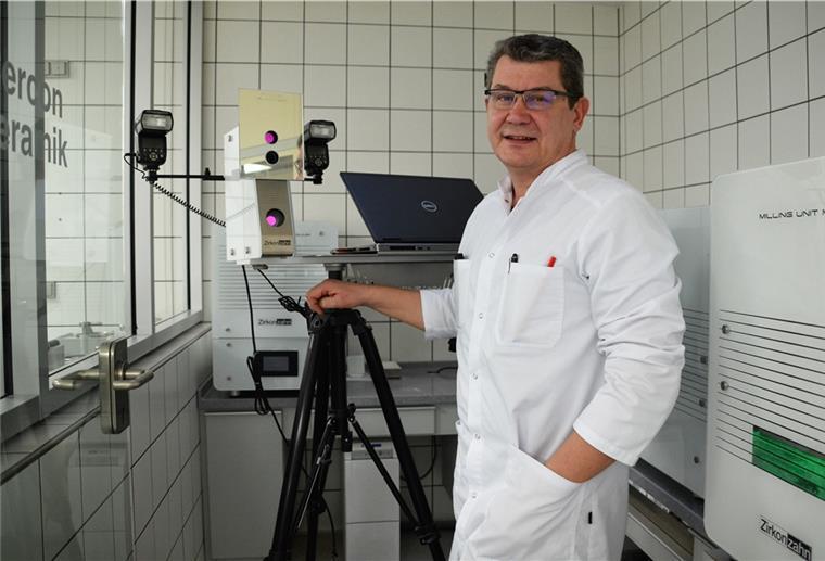 Wladimir Boos zeigt die digitale Kamera für den Gesichtsscan.