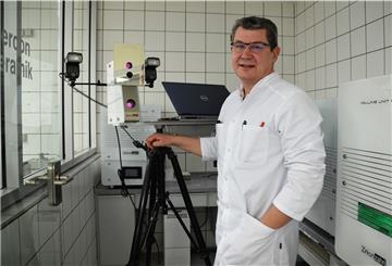 Wladimir Boos zeigt die digitale Kamera für den Gesichtsscan.