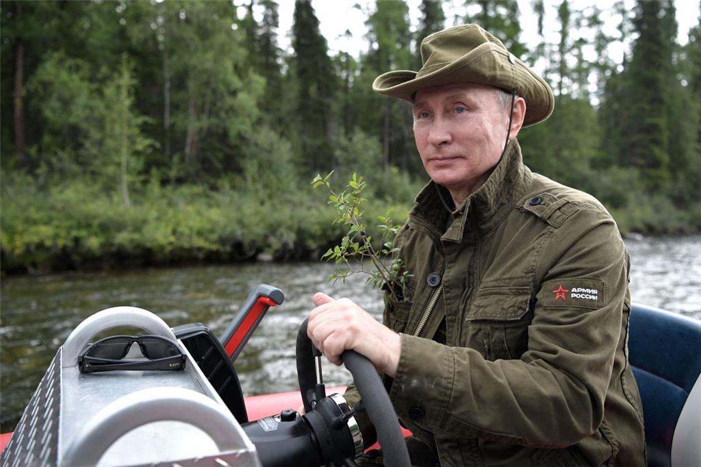 Wladimir Putin am Steuer eines Bootes. 