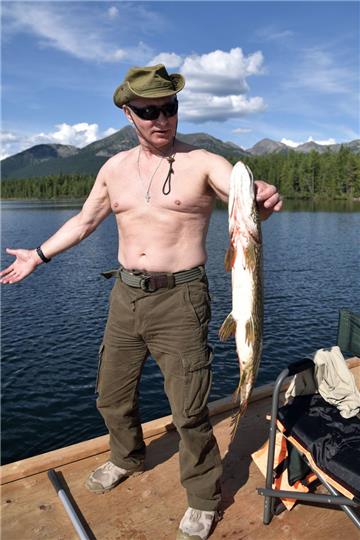 Wladimir Putin beim Angeln.