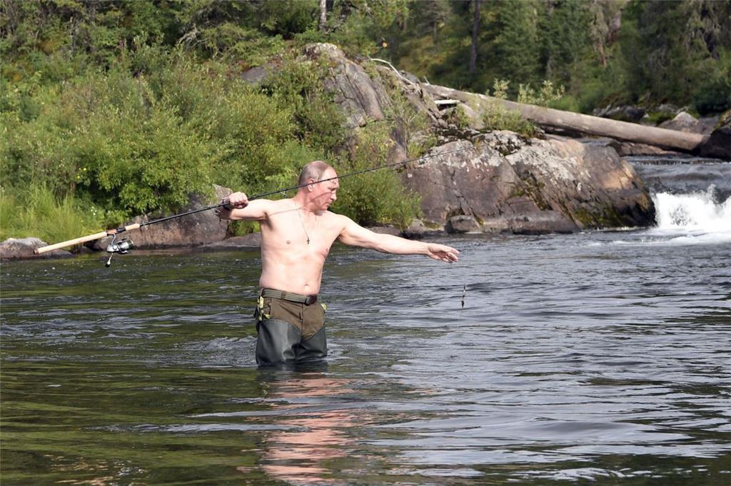 Wladimir Putin beim Angeln.