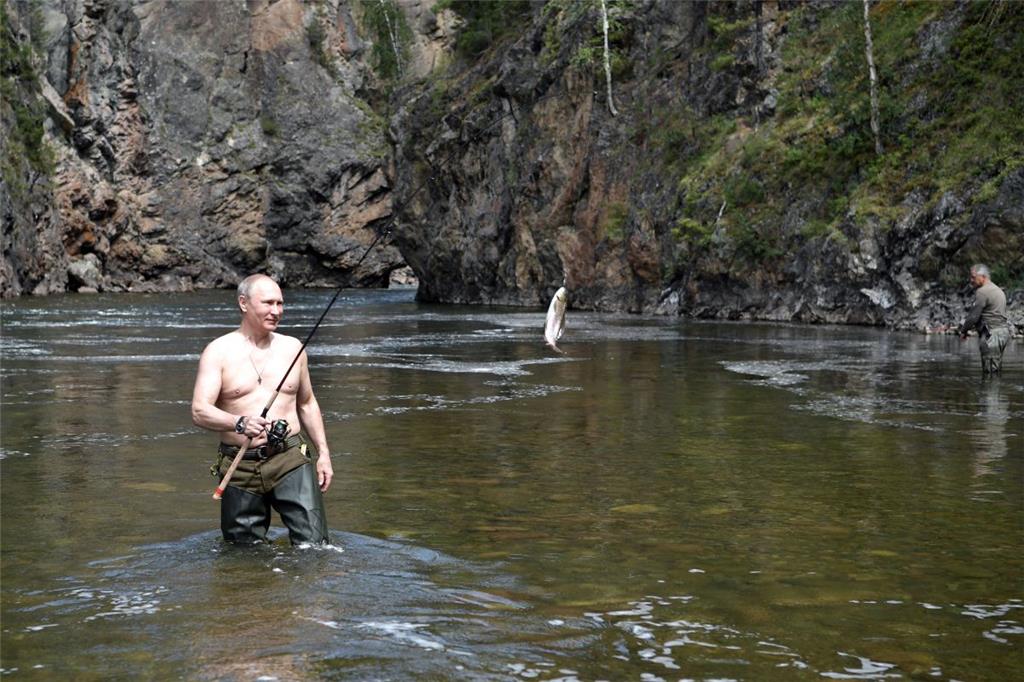 Wladimir Putin beim Angeln.