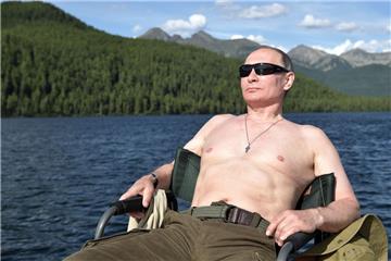 Wladimir Putin beim Sonnenbad während eines Kurzurlaubs in der sibirischen Tyva Region.  