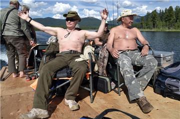 Wladimir Putin (l) und der russischen Verteidigungsminister Sergej Schoigu beim ...