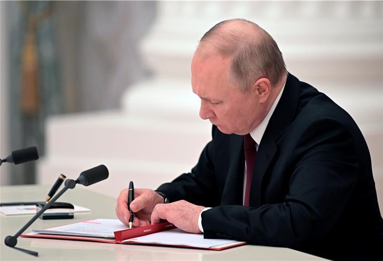 Wladimir Putin, Präsident von Russland, unterzeichnet ein Dokument zur Anerkennung der Unabhängigkeit der Separatistengebiete in der Ostukraine.
