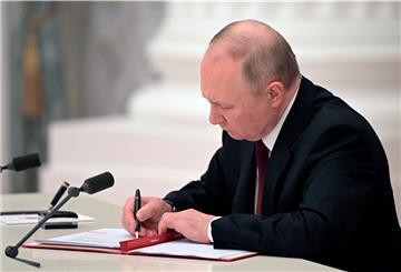 Wladimir Putin, Präsident von Russland, unterzeichnet ein Dokument zur Anerkennung der Unabhängigkeit der Separatistengebiete in der Ostukraine.