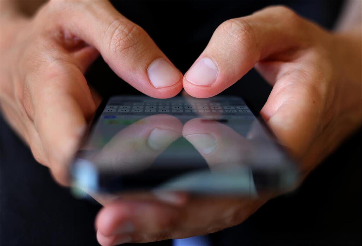 Schleichende Datenfalle? Diese Funkverbindung sendet mehr als du denkst Ein Mann hält ein Handy in der Hand. Man sieht nur die Handy und das Handy. WLAN, GPS und Bluetooth senden auch dann Daten, wenn sie nicht aktiv genutzt werden. Wer sie nur bei Bedarf einschaltet, schützt Akku, Privatsphäre – und sich vor möglichen Sicherheitslücken.